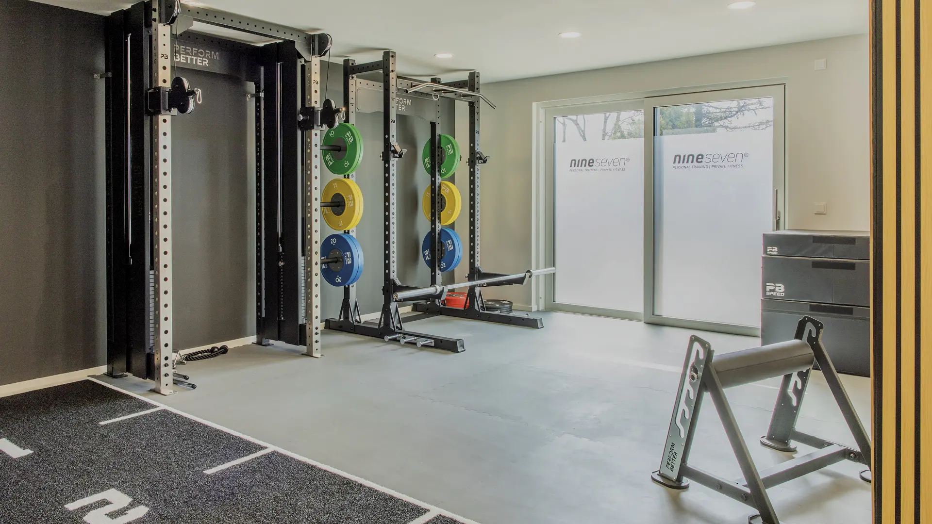 Das querformatige Bild zeigt eine stilvolle und gut ausgestattete Fitnessstudio-Umgebung im nineseven Fitnessstudio in Unterpleichfeld. Die professionelle Ausstattung und das ansprechende Design bieten ideale Bedingungen für ein erfolgreiches Training.