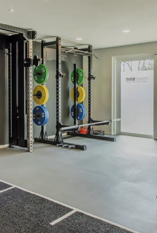 Das hochformatige Bild zeigt eine stilvolle und gut ausgestattete Fitnessstudio-Umgebung im nineseven Fitnessstudio in Unterpleichfeld. Die professionelle Ausstattung und das ansprechende Design bieten ideale Bedingungen für ein erfolgreiches Training.