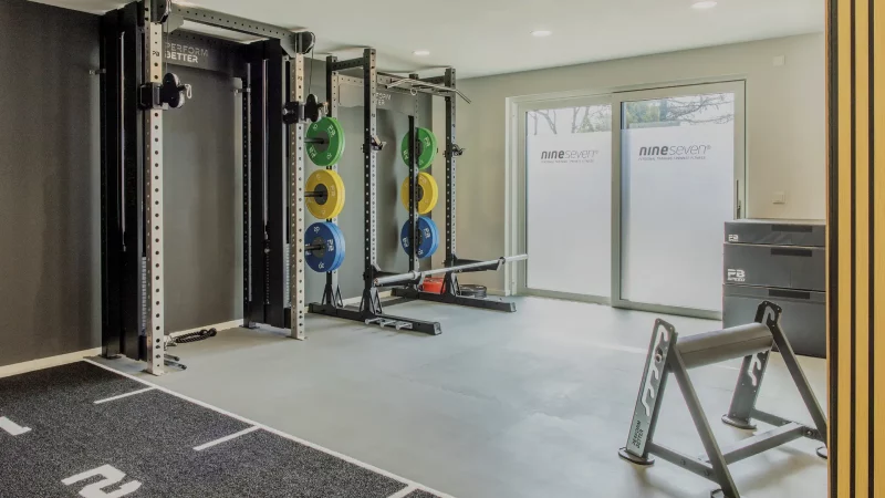 Das querformatige Bild zeigt eine stilvolle und gut ausgestattete Fitnessstudio-Umgebung im nineseven Fitnessstudio in Unterpleichfeld. Die professionelle Ausstattung und das ansprechende Design bieten ideale Bedingungen für ein erfolgreiches Training.